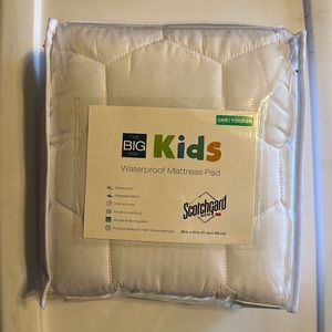 🏡NWT Waterproof mattress protector crib/toddler